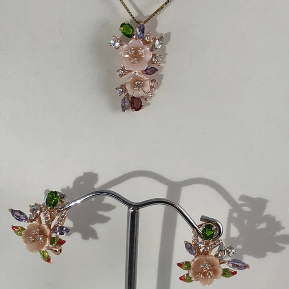 Beautiful Spring Flower Earrings & Pendant - Picture 1 of 7